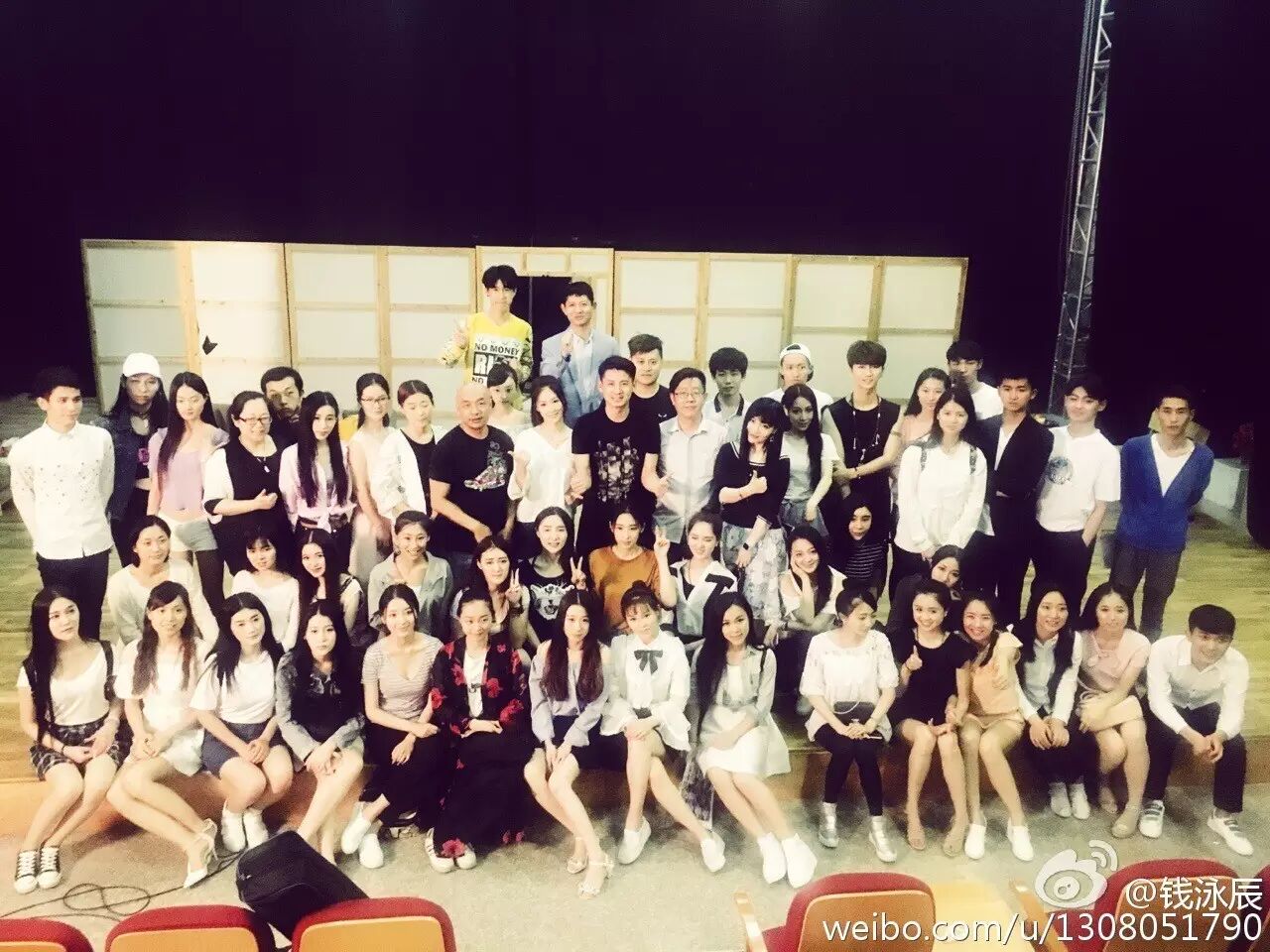 韩栋、钱泳辰、罗家英&hellip;&hellip;校园又见明星剧组