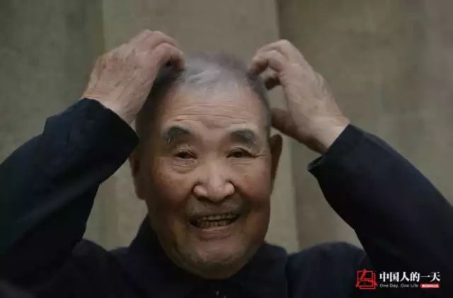 事实:95岁老人担任新中国第一枚国徽铸造者｜一个中国人生命中的一天