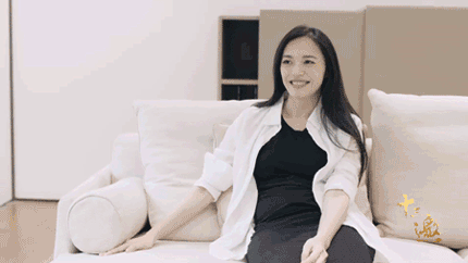 然而两人第一次见面,本该发问的许知远