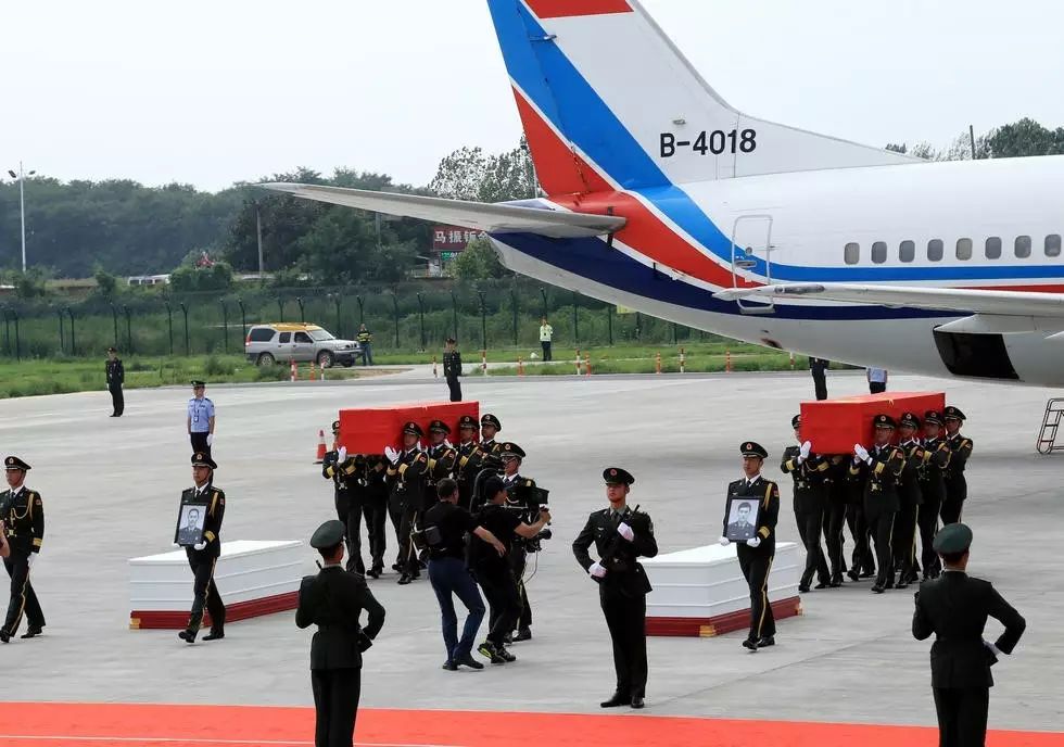 7月20日,接运英雄灵柩回国的中国空军飞机抵达河南新郑国际机场.