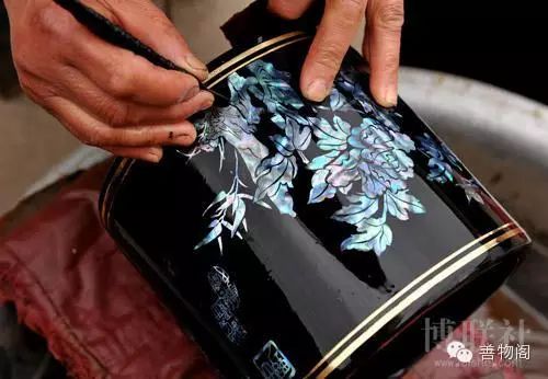 稷山嵌螺钿漆器是中国汉族传统漆器的一种,其制作技艺源于唐代嵌螺钿
