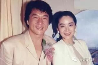 成龙总喜欢从后面伸手搂抱女星,但唯独对她不敢这么做
