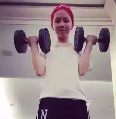 邓紫棋倒立胸围丰满露马甲线,却被镜子出卖了~