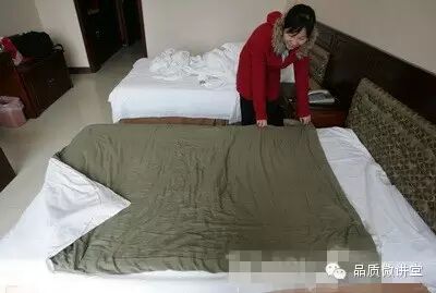 一个人该如何套被子呢?教你一种快速套被子的方法(图解) 一个人该如何套被子呢?教你一种快速套被子的方法(图解)