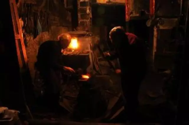 鱼龙混杂的“鬼市”