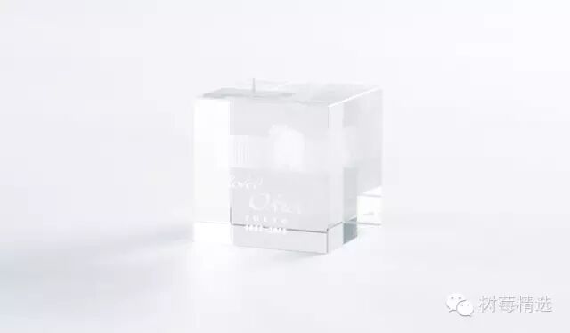 大仓酒店的自有纪念品——纸镇,售价约人民币 150 元,上面雕刻有酒店外观