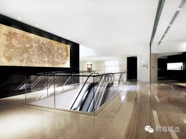 酒店三层走廊的作品拥有着极具分量的学术及美术史意义,从电梯上来便可看到博伊斯与多内夫的作品