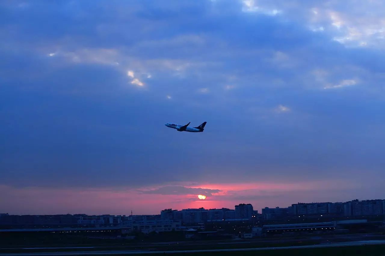 空旷的场地,伴随着飞机起飞降落的声音,欣赏落日美景,再美不过!