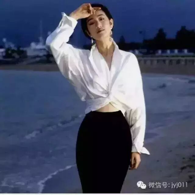 她比章子怡还美貌还出名,张艺媒苦追她数年,如今51岁仍...