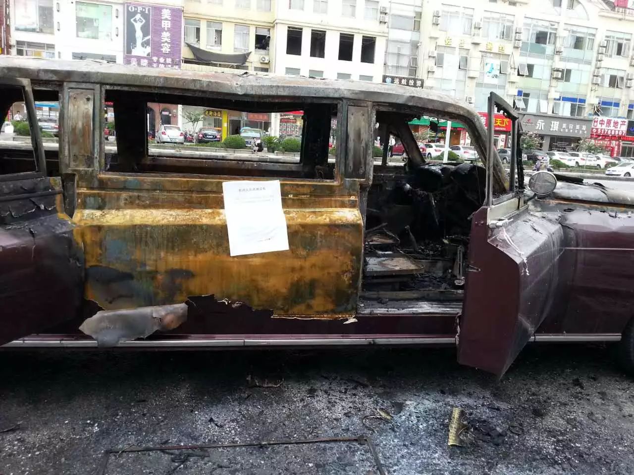 突发:新松江路一劳斯莱斯自燃被烧毁