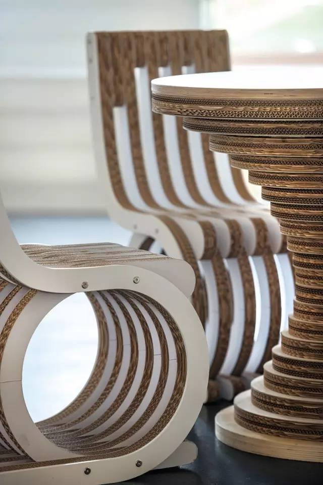 瓦楞纸板家具设计师佛兰克·盖利(frank gehry)和他的作品,其中的