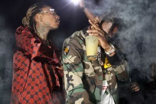 Wow!你一定得看看Wiz Khalifa与Travis Scott这个烟雾缭绕...