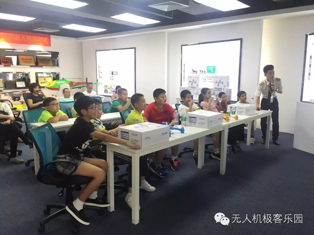 中科大智母親節(jié)無人機專題活動——裝載母親的愛，我們一起飛翔！