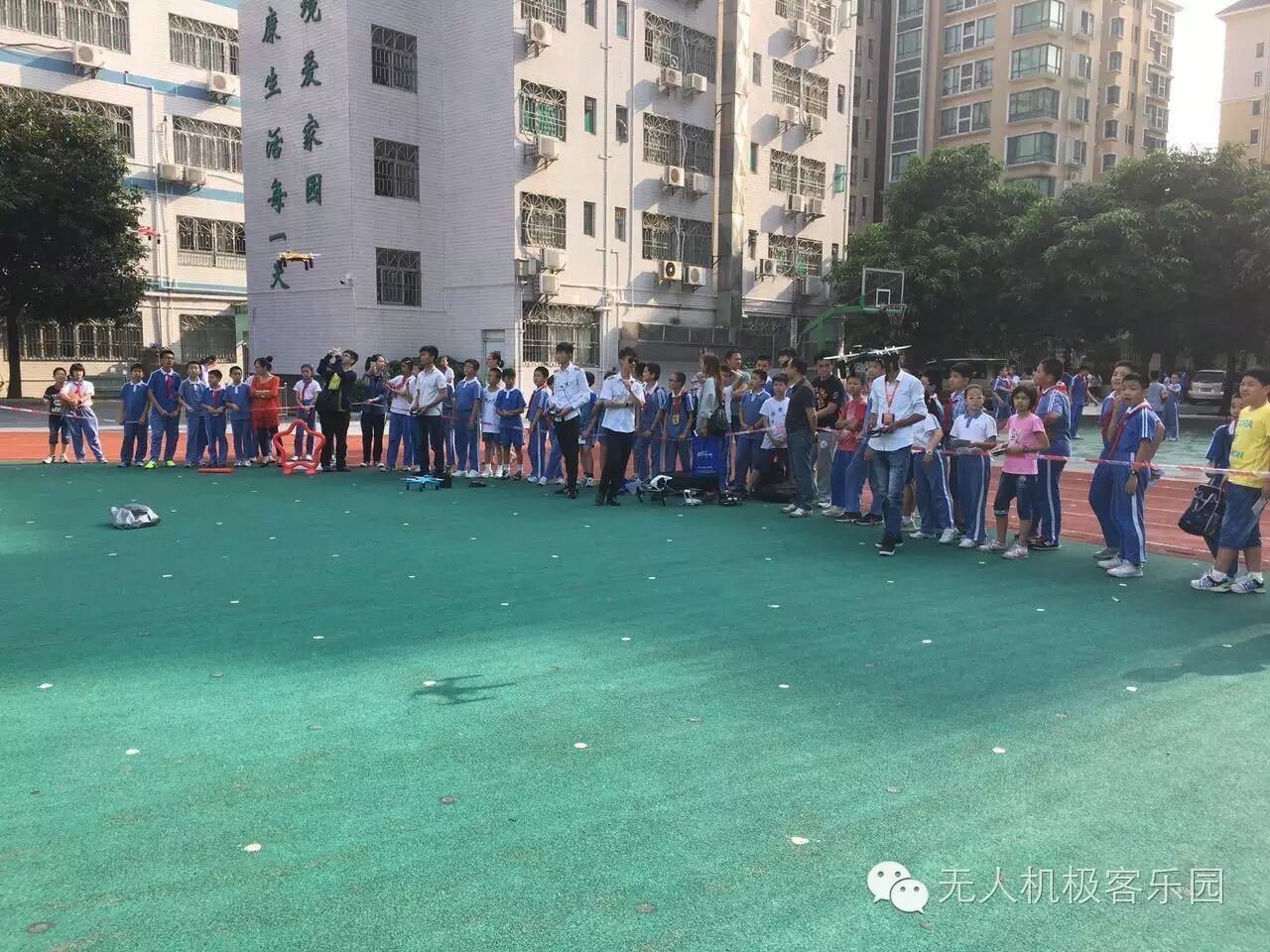 萬科梅沙書院助陣中科大智——錦田小學(xué)無人機(jī)科普活動(dòng)