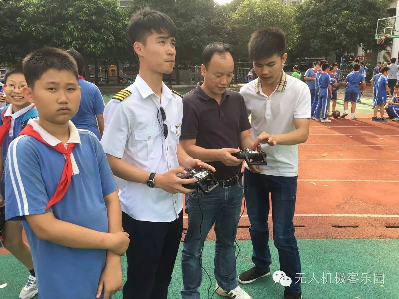 萬科梅沙書院助陣中科大智——錦田小學(xué)無人機(jī)科普活動