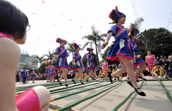 “三月三”歌屿时候，武鸣县就举行了近20多个活动项目。▎千人竹竿舞 ▎