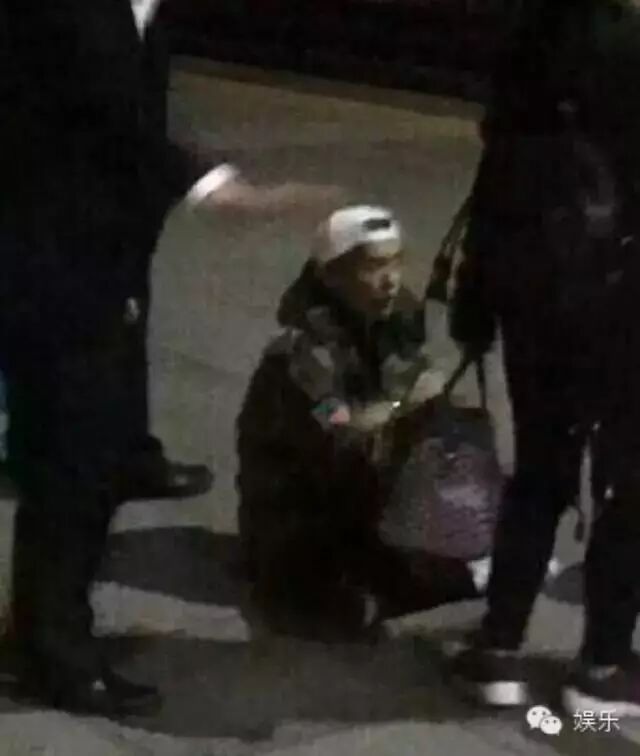 鹿晗搭高铁被挤爆 合掌苦求粉丝:我只想出去