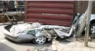 车上6个美女瞬间被活埋! 那些被大车压成饼的轿车! - 难得糊涂 - 难得糊涂 车上6个美女瞬间被活埋! 那些被大车压成饼的轿车! - 难得糊涂 - 难得糊涂