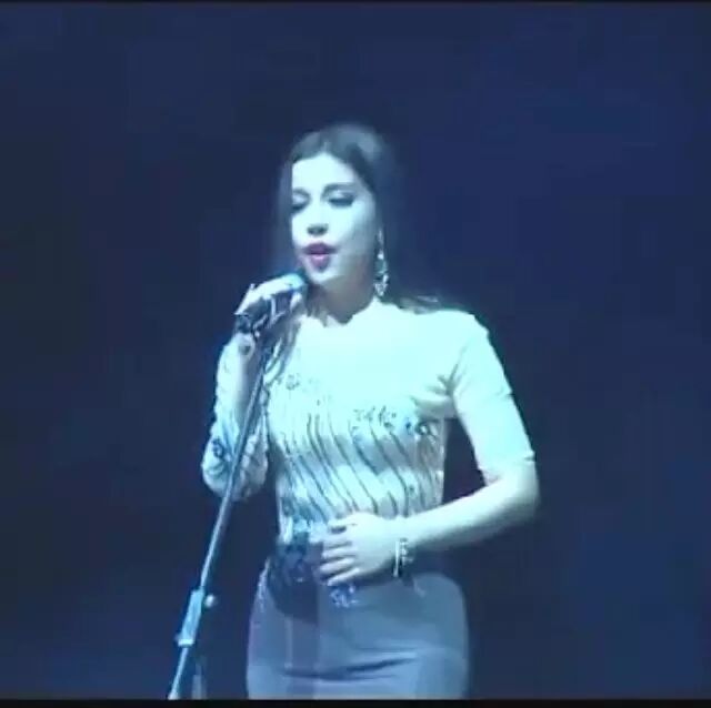 Whitney Houston نىڭ ناخشىسنى ئېيىتقا...