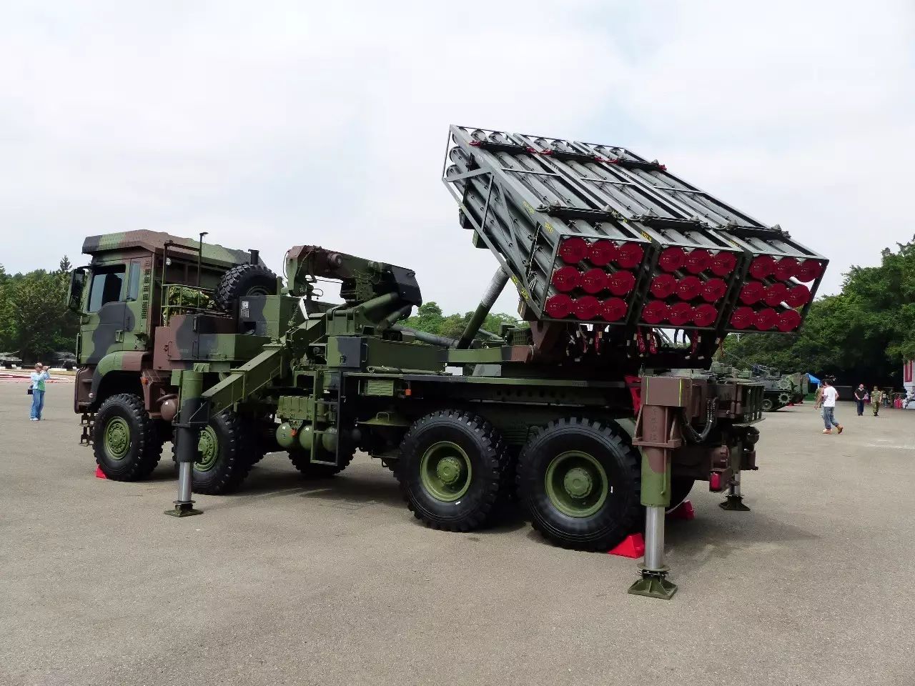 图注:台湾自研的"反登陆利器"——"雷霆-2000"火箭炮
