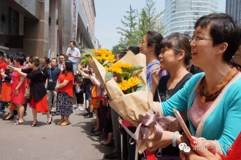 父母的陪伴和送考老师的关怀鼓励给最严高考之年的考生带来温暖.