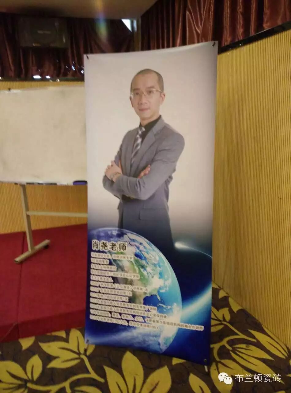 演说公社社长（左一）