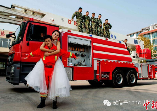 消防队里的浪漫婚纱照