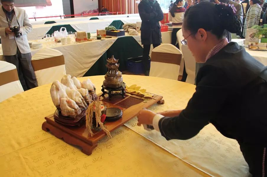 摆台上,白果,橘子,麦子都是东山的原产, 寓意风调雨顺,五谷丰登,这些