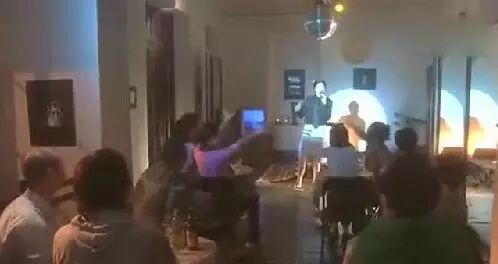 刘德华模仿张国荣《风继续吹》,颇有几分神似,又不失搞...