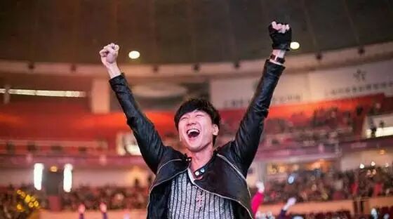 【明星】JJ林俊杰今日直播DOTA2 携手当家主播共组战队