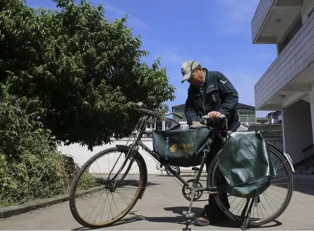 然后就开始骑着二八去送信了.风雨无阻,送了36年.