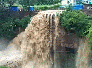 昨天,河南多地区都笼罩在暴雨中,大家伙儿的朋友圈也已被暴雨刷屏