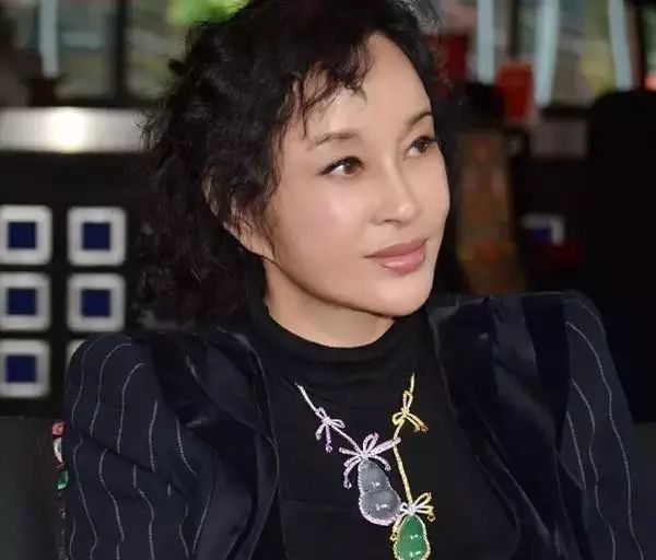 揭秘中国女富豪刘晓庆私人收藏过亿翡翠