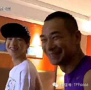 TFBOYS王俊凯唱歌叫小玫瑰起床