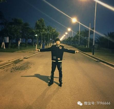 TFBOYS王源傍晚海边玩轮滑 坐姿霸气