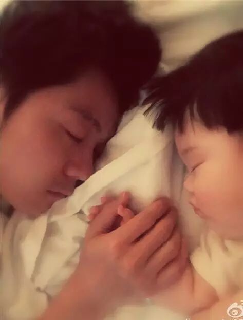 王栎鑫黄英晒娃,当年追的超女快男们都默默成了父母···