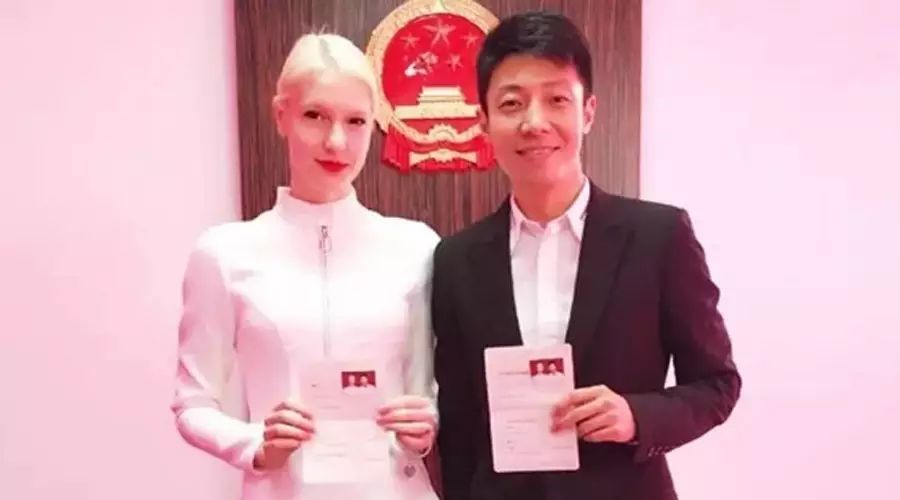 原来让章子怡和撒贝宁成为过去的不只有汪峰......