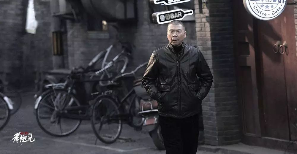 冯小刚在片中,大部分时间就是 一身皮夹克的造型, 这身装扮是那一代人