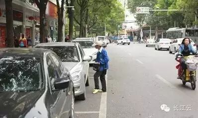 【汉囧】道路免费停车八天里 武汉车主经历了哪些“囧事”？