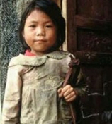 她，12岁供四个哥哥上大学，哥哥们为她穿孝衣