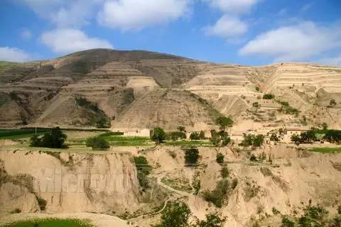 黄土高原千沟万壑的群山中隐藏着无数的小山村,而我就出生在在这里.