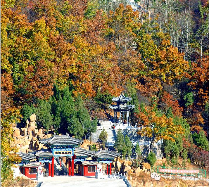 东邻秀美的海山湖,景区内松柏参天,树木蓊郁,自然风光优美,名胜古迹