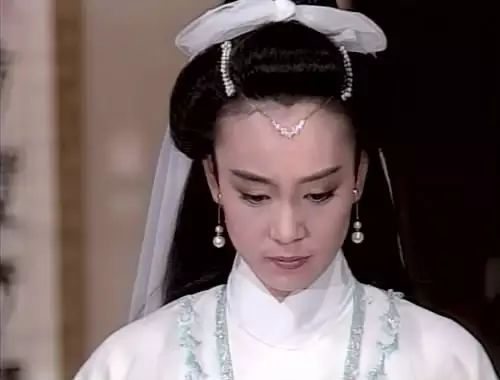 她比张柏芝清纯,比范冰冰漂亮,怀孕8次,流产4次,如今满身伤痛重来,依旧是黄金时代!