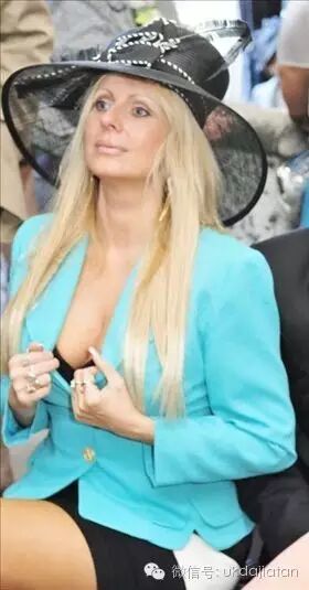 英伦吐槽秀：成功撩到250个小男生，52岁强女公开满分技能！ ... ...