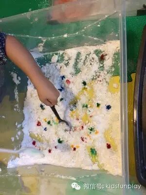 【科学】玩转小苏打：人造雪--冰激凌过家家--彩色发泡试验