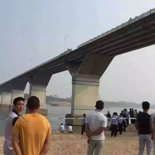 丰城赣江大桥一小车冲断护栏飞入赣江.
