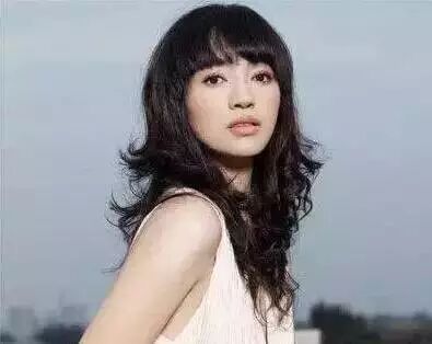 她是陆毅同学,婚礼王菲主动当伴娘,却曾被老师指着鼻子...