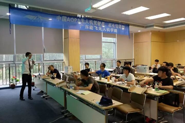 走進無人機培訓機構，揭開駕駛無人機的神秘面紗 