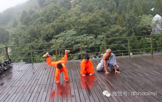 梦想队小学员跟随师傅学习少林功夫 少林文武学校资料图