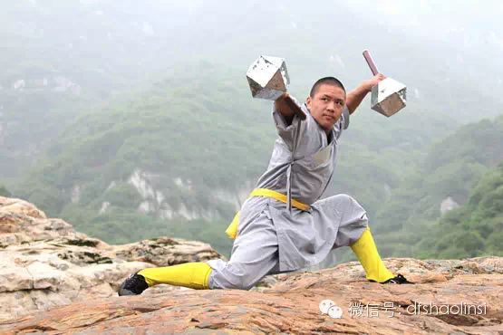 少林延鲁武术学校禅拳文化表演团演示兵器锤